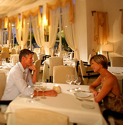 El Dorado Seaside Suites has great deals from couples looking to enjoy amazing five star cusine at an all inclusive resort