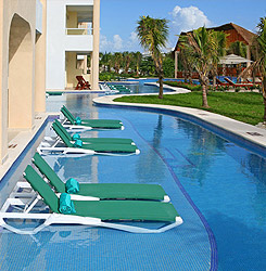 El Dorado Seaside Suites has great deals from couples looking to escape to a luxury tropical paradise