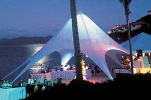 Outdoor Dining at Baywinds on the Beach